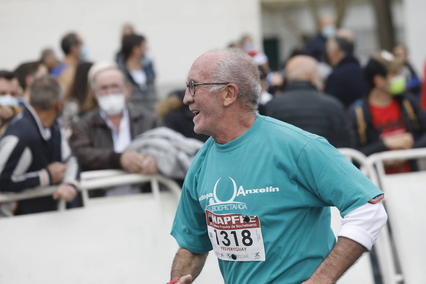 2.500 personas se han dado cita este 24 de diciembre en Gijón para participar en la Carrera Popular de Nochebuena. Beatriz Álvarez (Valencia Atletismo) y Moha Bakkali (Real Sociedad) se hicieron con el triunfo en la prueba absoluta. 