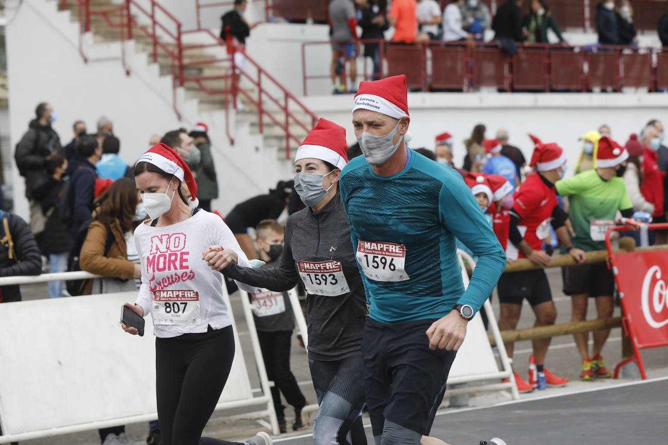 2.500 personas se han dado cita este 24 de diciembre en Gijón para participar en la Carrera Popular de Nochebuena. Beatriz Álvarez (Valencia Atletismo) y Moha Bakkali (Real Sociedad) se hicieron con el triunfo en la prueba absoluta. 