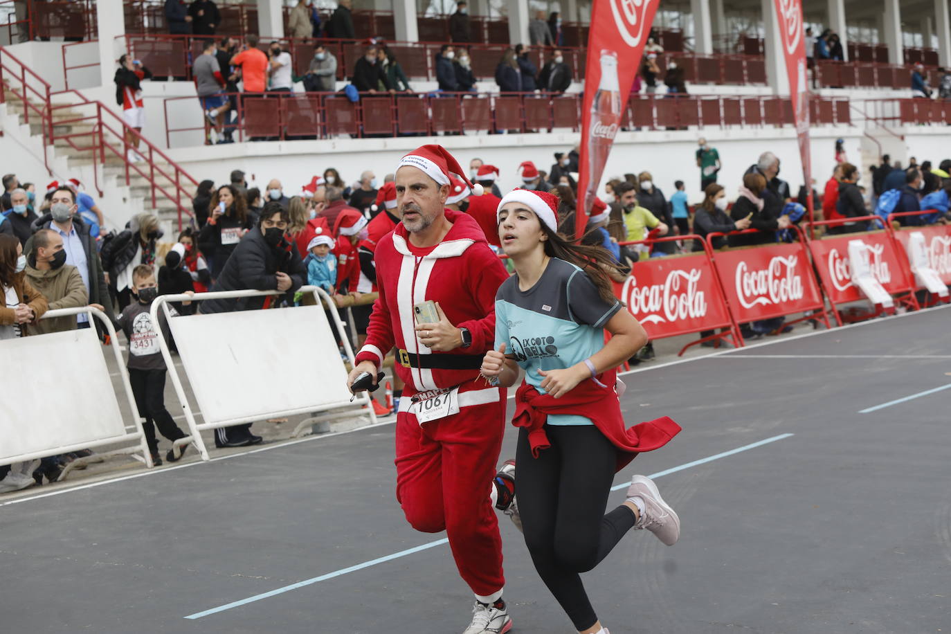 2.500 personas se han dado cita este 24 de diciembre en Gijón para participar en la Carrera Popular de Nochebuena. Beatriz Álvarez (Valencia Atletismo) y Moha Bakkali (Real Sociedad) se hicieron con el triunfo en la prueba absoluta. 