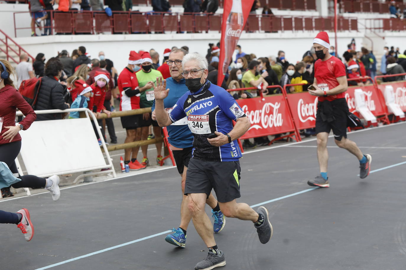 2.500 personas se han dado cita este 24 de diciembre en Gijón para participar en la Carrera Popular de Nochebuena. Beatriz Álvarez (Valencia Atletismo) y Moha Bakkali (Real Sociedad) se hicieron con el triunfo en la prueba absoluta. 