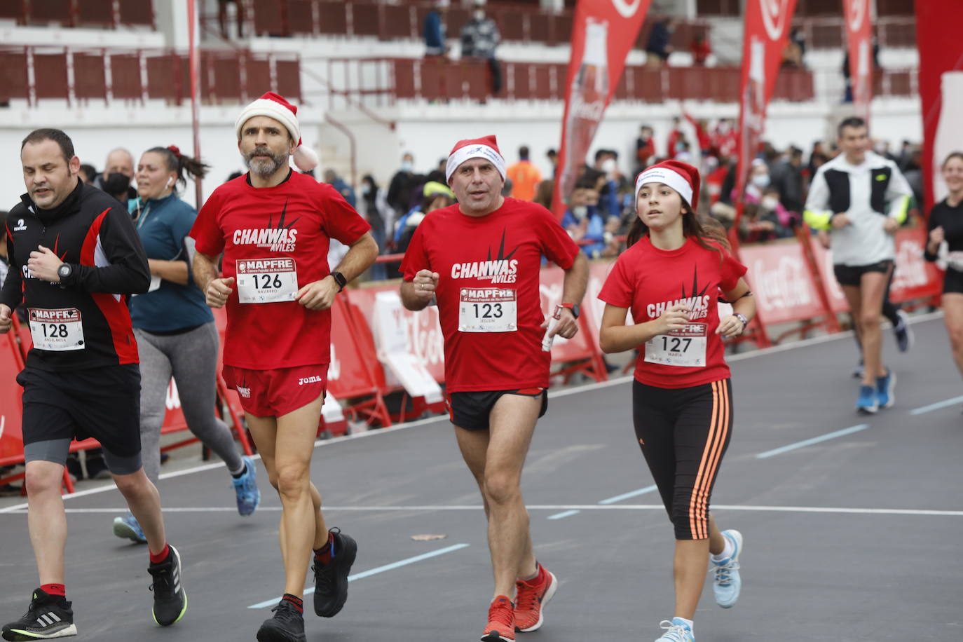 2.500 personas se han dado cita este 24 de diciembre en Gijón para participar en la Carrera Popular de Nochebuena. Beatriz Álvarez (Valencia Atletismo) y Moha Bakkali (Real Sociedad) se hicieron con el triunfo en la prueba absoluta. 