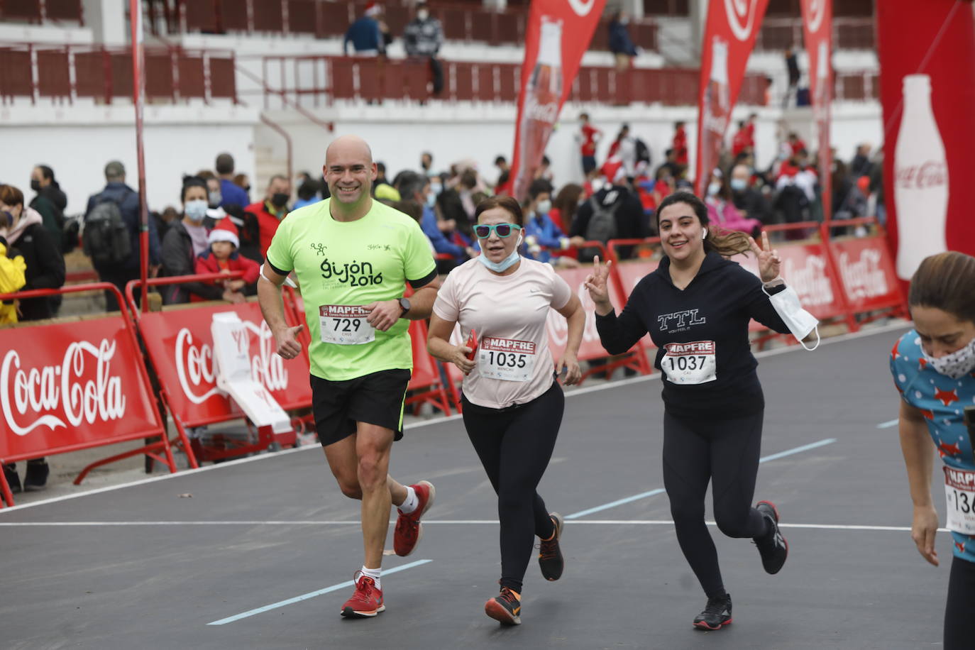 2.500 personas se han dado cita este 24 de diciembre en Gijón para participar en la Carrera Popular de Nochebuena. Beatriz Álvarez (Valencia Atletismo) y Moha Bakkali (Real Sociedad) se hicieron con el triunfo en la prueba absoluta. 