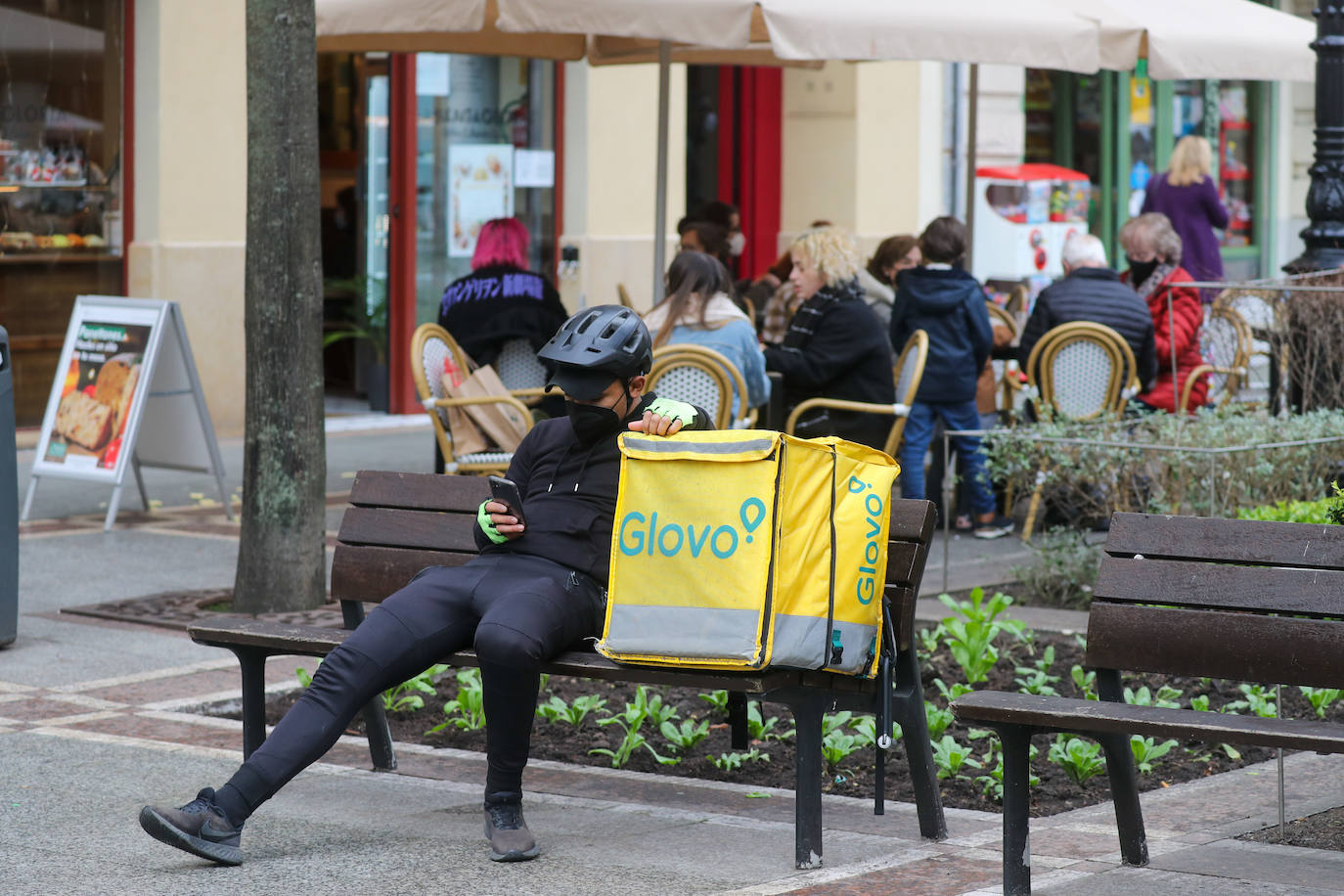 Después de varios meses, las mascarillas vuelven a ser obligatorias en las calles de España aunque se pueda garantizar la distancia interpersonal. La medida ha entrado en vigor este día de Nochebuena.