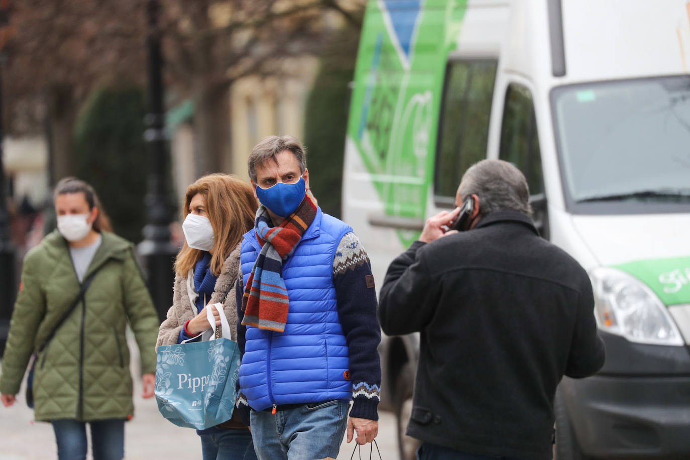Después de varios meses, las mascarillas vuelven a ser obligatorias en las calles de España aunque se pueda garantizar la distancia interpersonal. La medida ha entrado en vigor este día de Nochebuena.