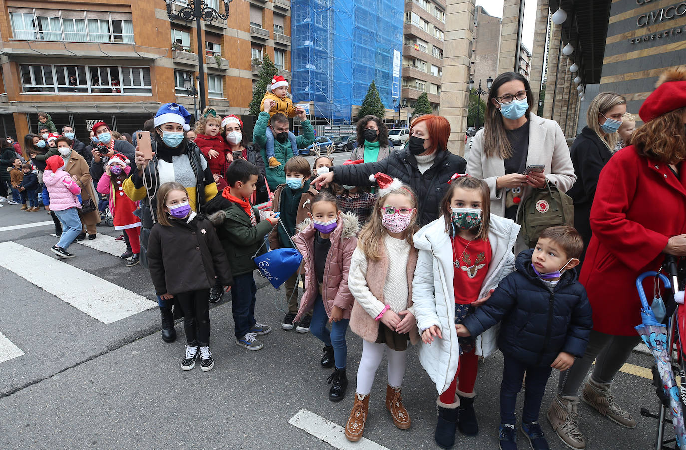 Papá Noel ha recorrido con sus seis renos y siete elfos las calles del centro de Oviedo antes de repartir los regalos a los más pequeños 