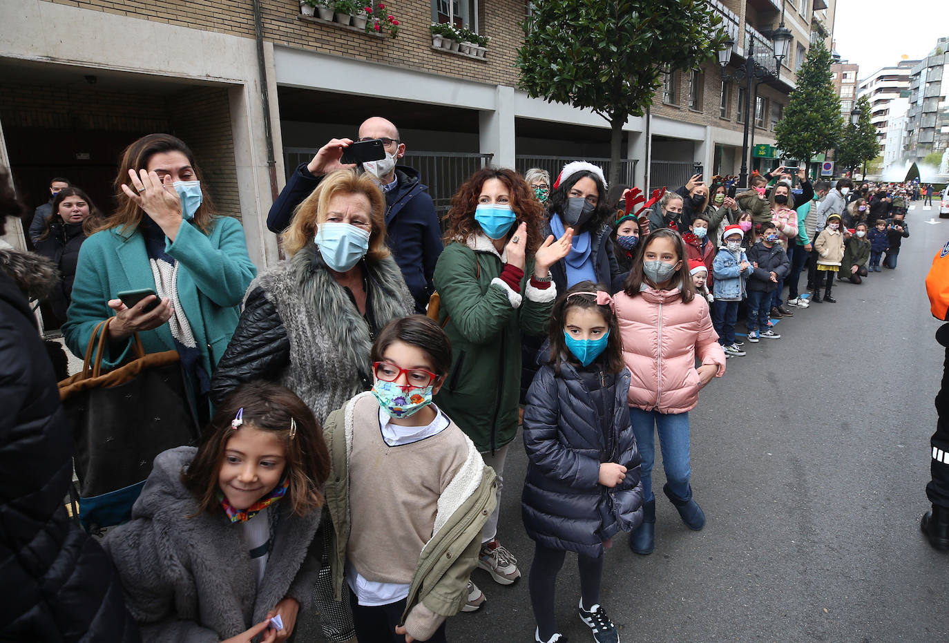 Papá Noel ha recorrido con sus seis renos y siete elfos las calles del centro de Oviedo antes de repartir los regalos a los más pequeños 