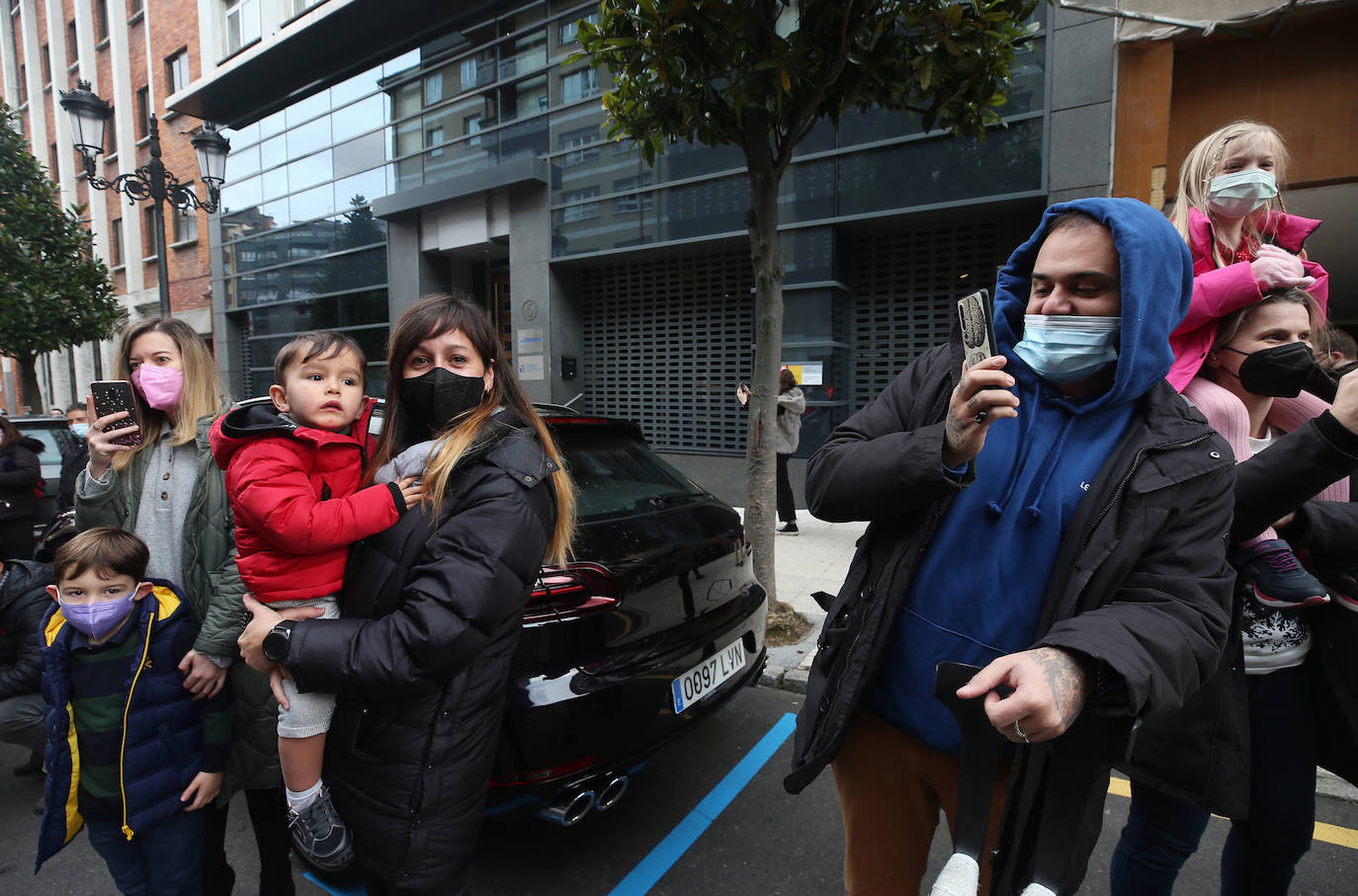 Papá Noel ha recorrido con sus seis renos y siete elfos las calles del centro de Oviedo antes de repartir los regalos a los más pequeños 