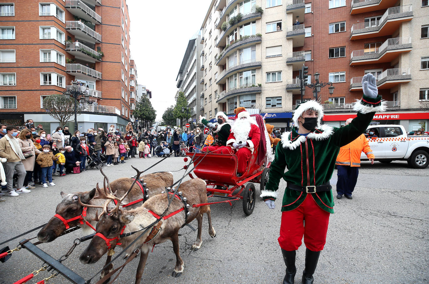 Papá Noel ha recorrido con sus seis renos y siete elfos las calles del centro de Oviedo antes de repartir los regalos a los más pequeños 