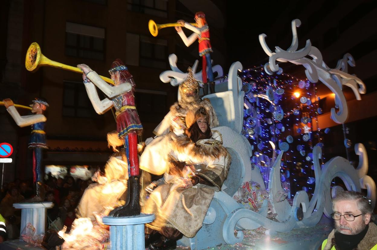 El rey Baltasar, en la cabalgata de 2019, cuando aún no se sospechaba lo que se venía encima. 