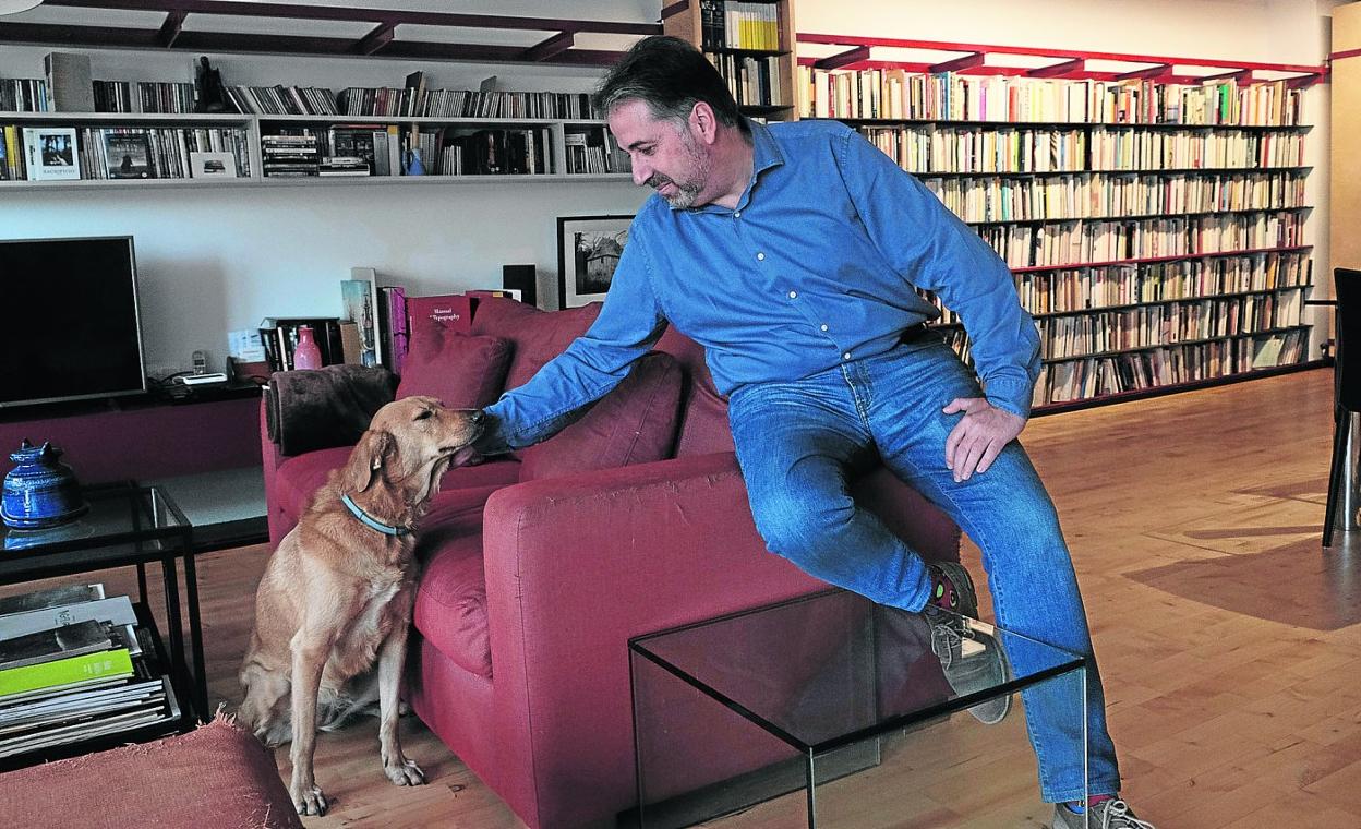 Jordi Doce, en su casa taller de Madrid, con su perra 'Laila'. 