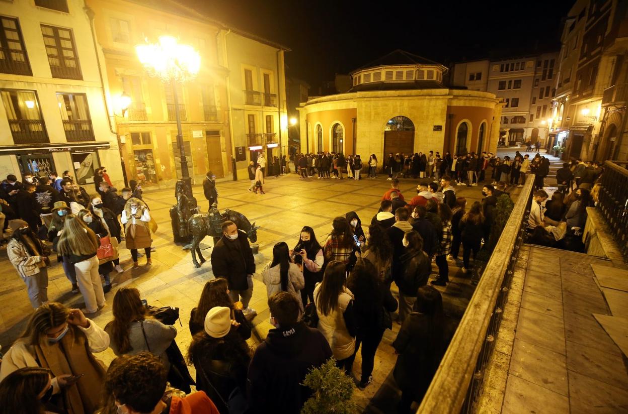 Colas en Oviedo para anular las entradas para una fiesta