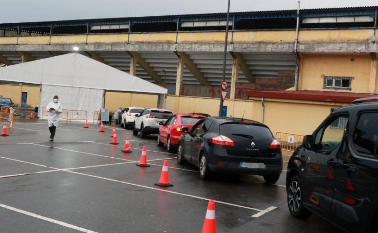 Largas colas de vehículos para hacerse PCR en el autocovid del estadio Muro de Zaro en Avilés.