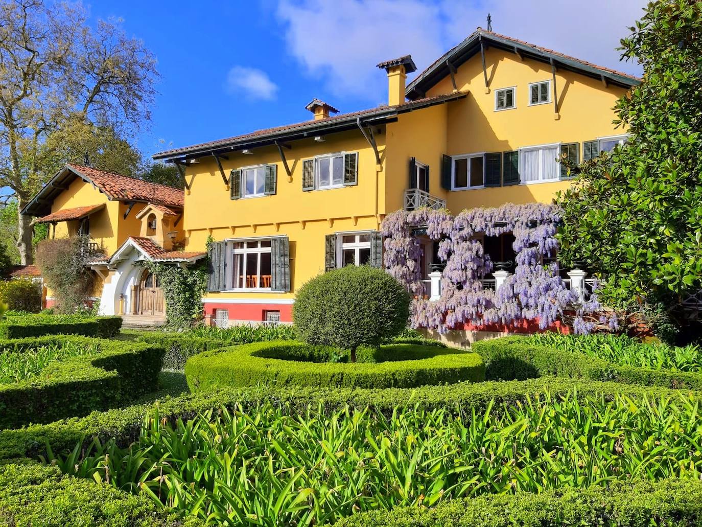 Fachada delantera de La Isla vista desde el jardín francés