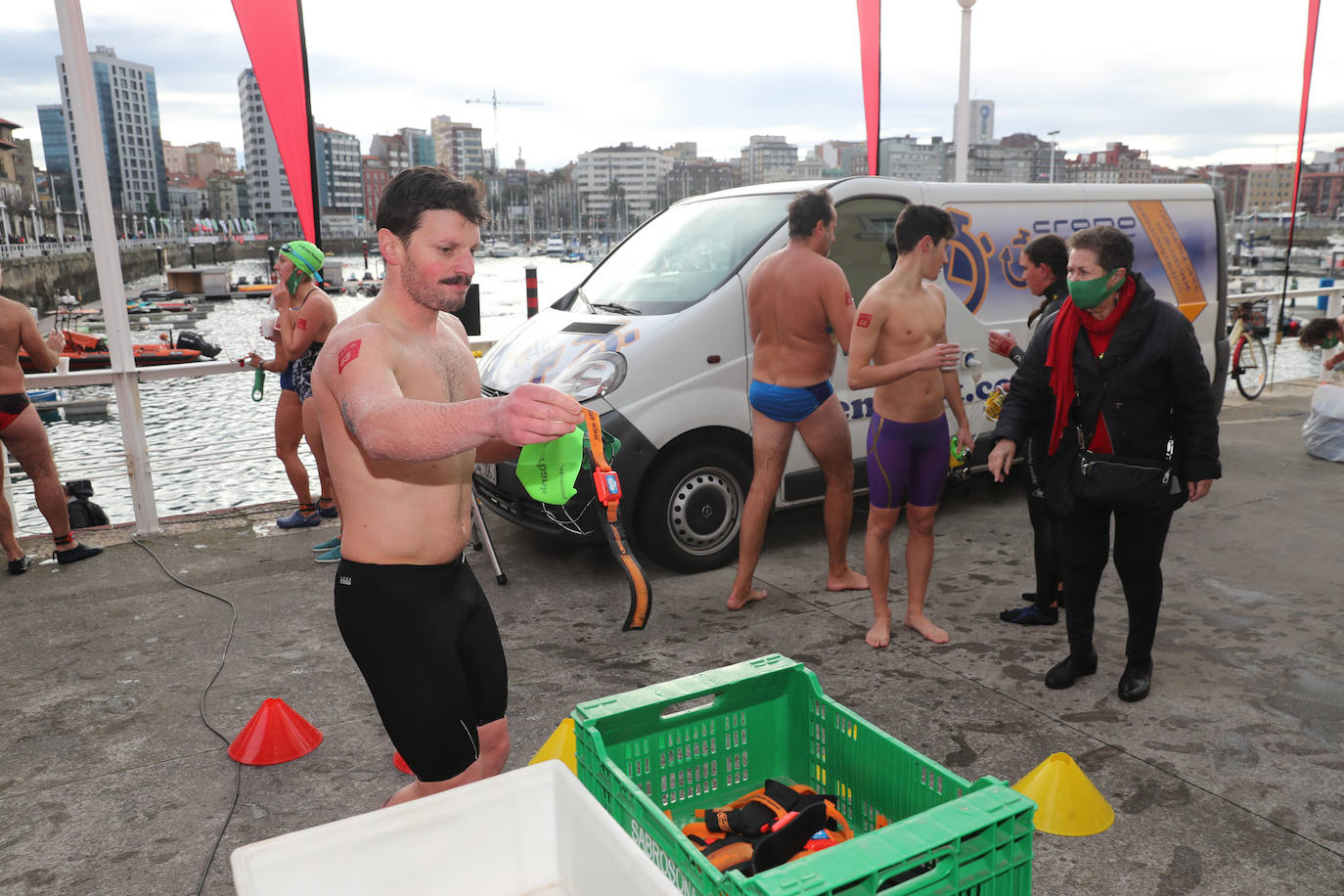 Fotos: Más de cien valientes en la Travesía de Navidad