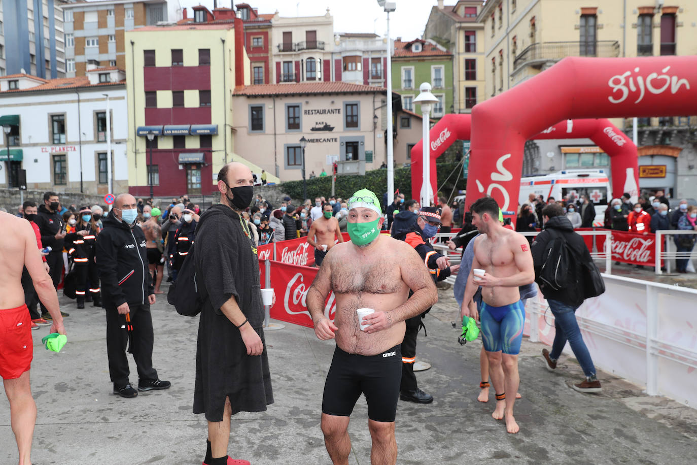 Fotos: Más de cien valientes en la Travesía de Navidad