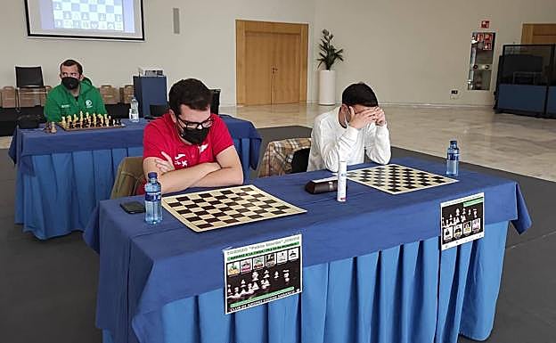 Imagen principal - Daniel Centrón frente a Iyán Guedes. Miguel Suárez, vencedor del torneo junior. Iyán Guedes, campeón del torneo Pablo Morán.