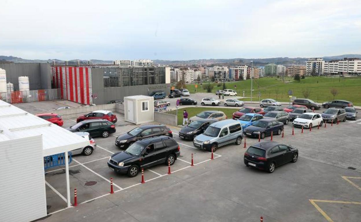 Coches esperando para hacer PCR en el HUCA.