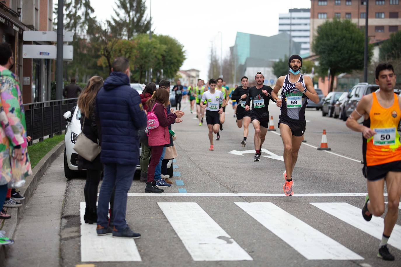 Pola de Siero recupera el espíritu de la San Silvestre. Las calles de la capital polesa volvieron a vivir una intensa jornada de atletismo, pasada por agua por momentos, en la que el corredor sierense Moha Bakkali ganó por quinto año consecutivo y la corredora del Universidad de Oviedo María Suárez se impuso por segundo año seguido. Los ganadores estuvieron acompañados de medio millar de corredores. 