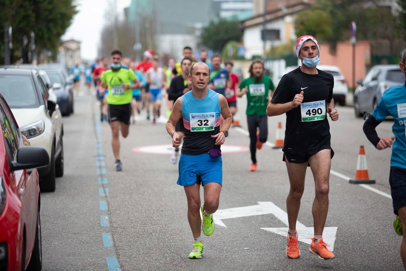 Pola de Siero recupera el espíritu de la San Silvestre. Las calles de la capital polesa volvieron a vivir una intensa jornada de atletismo, pasada por agua por momentos, en la que el corredor sierense Moha Bakkali ganó por quinto año consecutivo y la corredora del Universidad de Oviedo María Suárez se impuso por segundo año seguido. Los ganadores estuvieron acompañados de medio millar de corredores. 