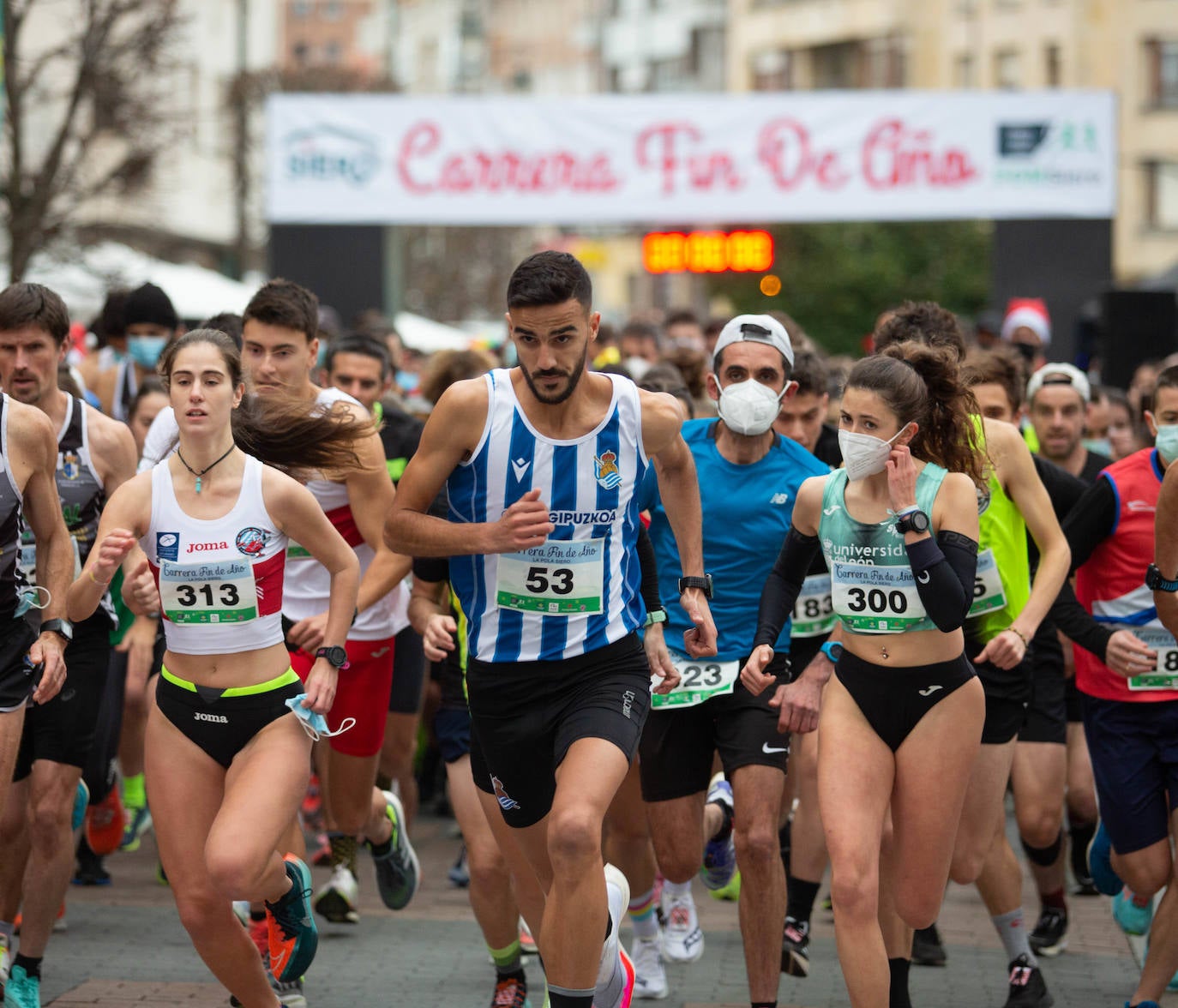 Pola de Siero recupera el espíritu de la San Silvestre. Las calles de la capital polesa volvieron a vivir una intensa jornada de atletismo, pasada por agua por momentos, en la que el corredor sierense Moha Bakkali ganó por quinto año consecutivo y la corredora del Universidad de Oviedo María Suárez se impuso por segundo año seguido. Los ganadores estuvieron acompañados de medio millar de corredores. 