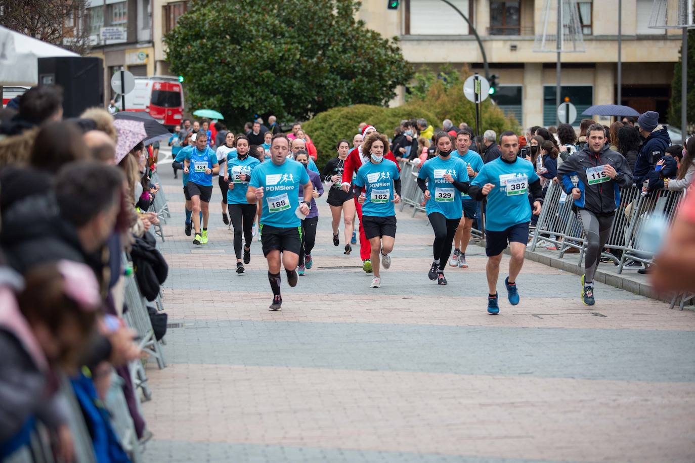 Pola de Siero recupera el espíritu de la San Silvestre. Las calles de la capital polesa volvieron a vivir una intensa jornada de atletismo, pasada por agua por momentos, en la que el corredor sierense Moha Bakkali ganó por quinto año consecutivo y la corredora del Universidad de Oviedo María Suárez se impuso por segundo año seguido. Los ganadores estuvieron acompañados de medio millar de corredores. 