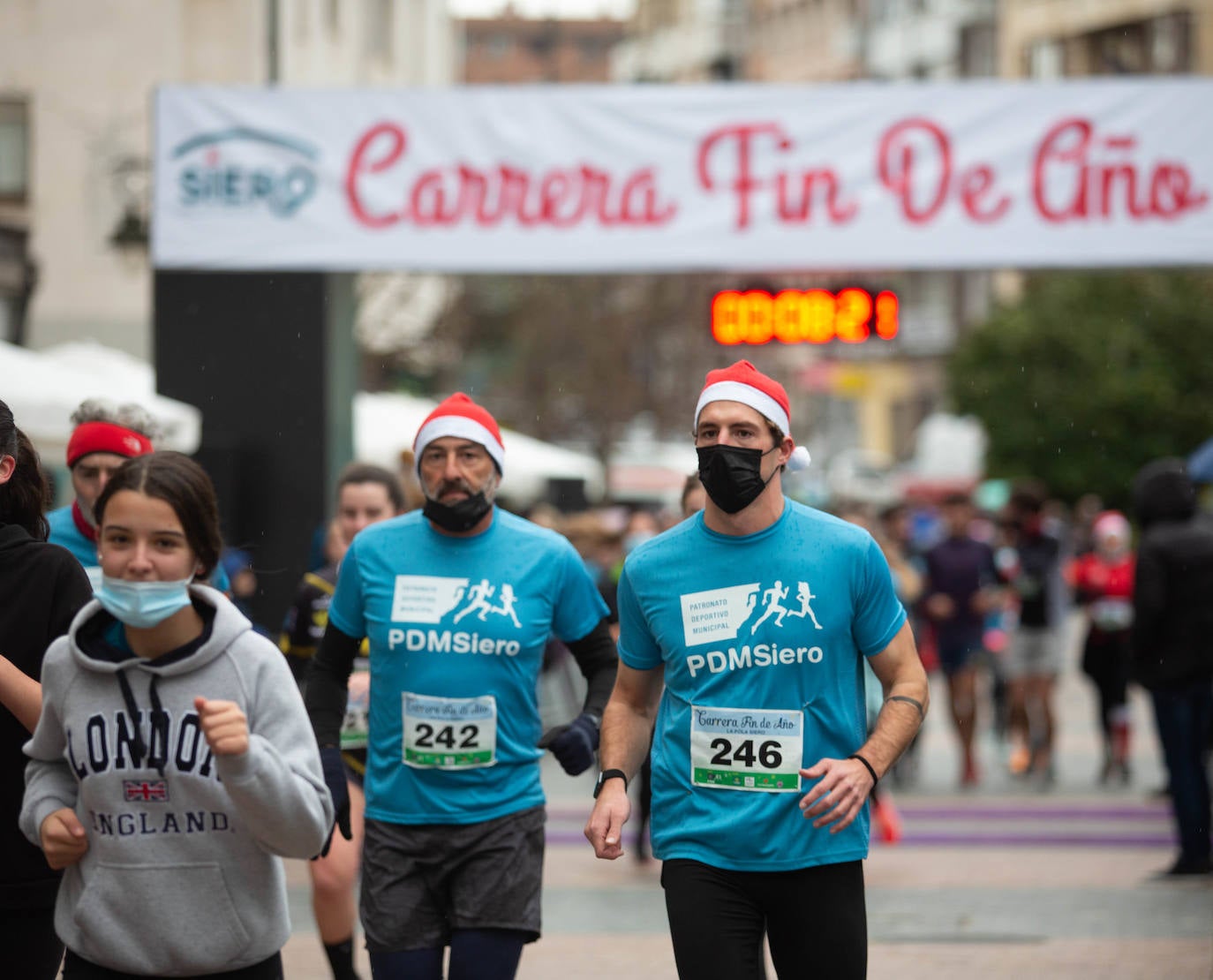 Pola de Siero recupera el espíritu de la San Silvestre. Las calles de la capital polesa volvieron a vivir una intensa jornada de atletismo, pasada por agua por momentos, en la que el corredor sierense Moha Bakkali ganó por quinto año consecutivo y la corredora del Universidad de Oviedo María Suárez se impuso por segundo año seguido. Los ganadores estuvieron acompañados de medio millar de corredores. 