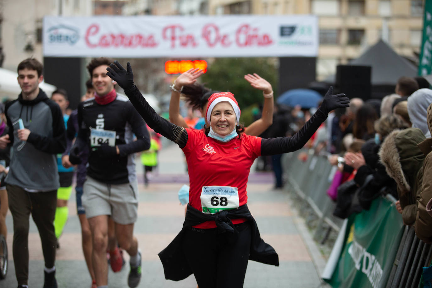 Pola de Siero recupera el espíritu de la San Silvestre. Las calles de la capital polesa volvieron a vivir una intensa jornada de atletismo, pasada por agua por momentos, en la que el corredor sierense Moha Bakkali ganó por quinto año consecutivo y la corredora del Universidad de Oviedo María Suárez se impuso por segundo año seguido. Los ganadores estuvieron acompañados de medio millar de corredores. 