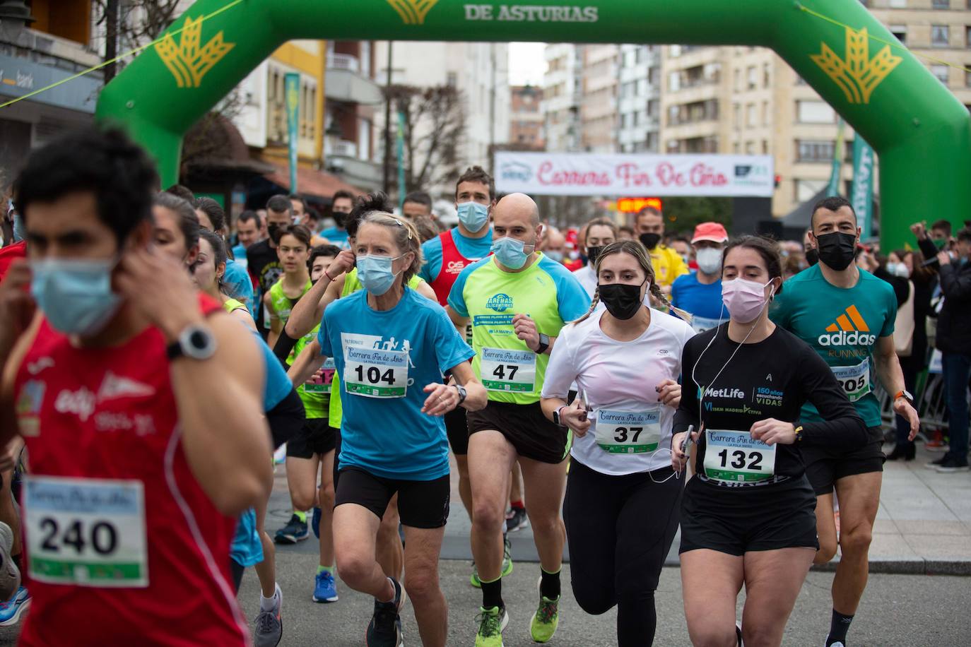 Pola de Siero recupera el espíritu de la San Silvestre. Las calles de la capital polesa volvieron a vivir una intensa jornada de atletismo, pasada por agua por momentos, en la que el corredor sierense Moha Bakkali ganó por quinto año consecutivo y la corredora del Universidad de Oviedo María Suárez se impuso por segundo año seguido. Los ganadores estuvieron acompañados de medio millar de corredores. 