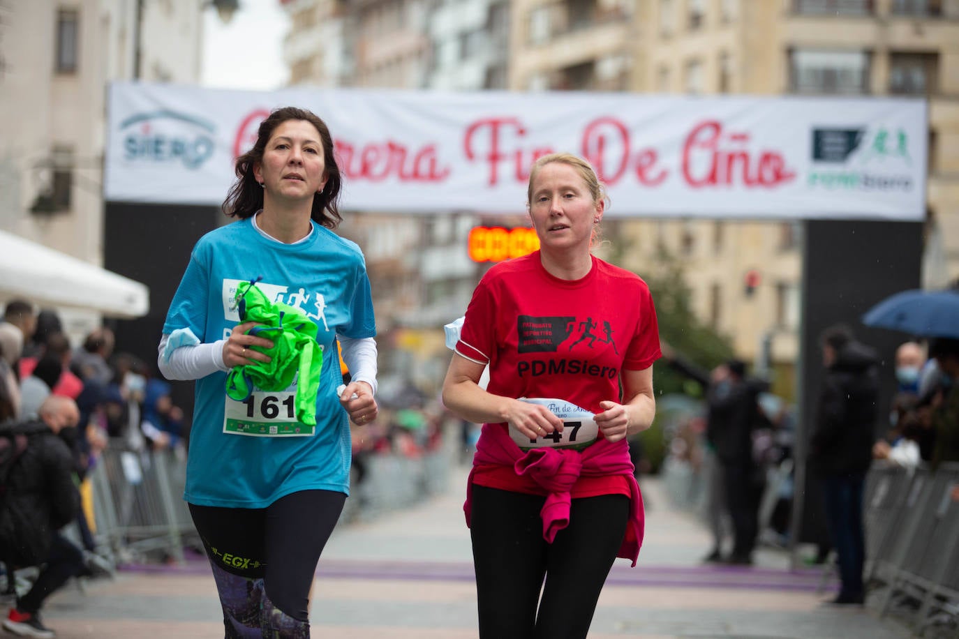 Pola de Siero recupera el espíritu de la San Silvestre. Las calles de la capital polesa volvieron a vivir una intensa jornada de atletismo, pasada por agua por momentos, en la que el corredor sierense Moha Bakkali ganó por quinto año consecutivo y la corredora del Universidad de Oviedo María Suárez se impuso por segundo año seguido. Los ganadores estuvieron acompañados de medio millar de corredores. 