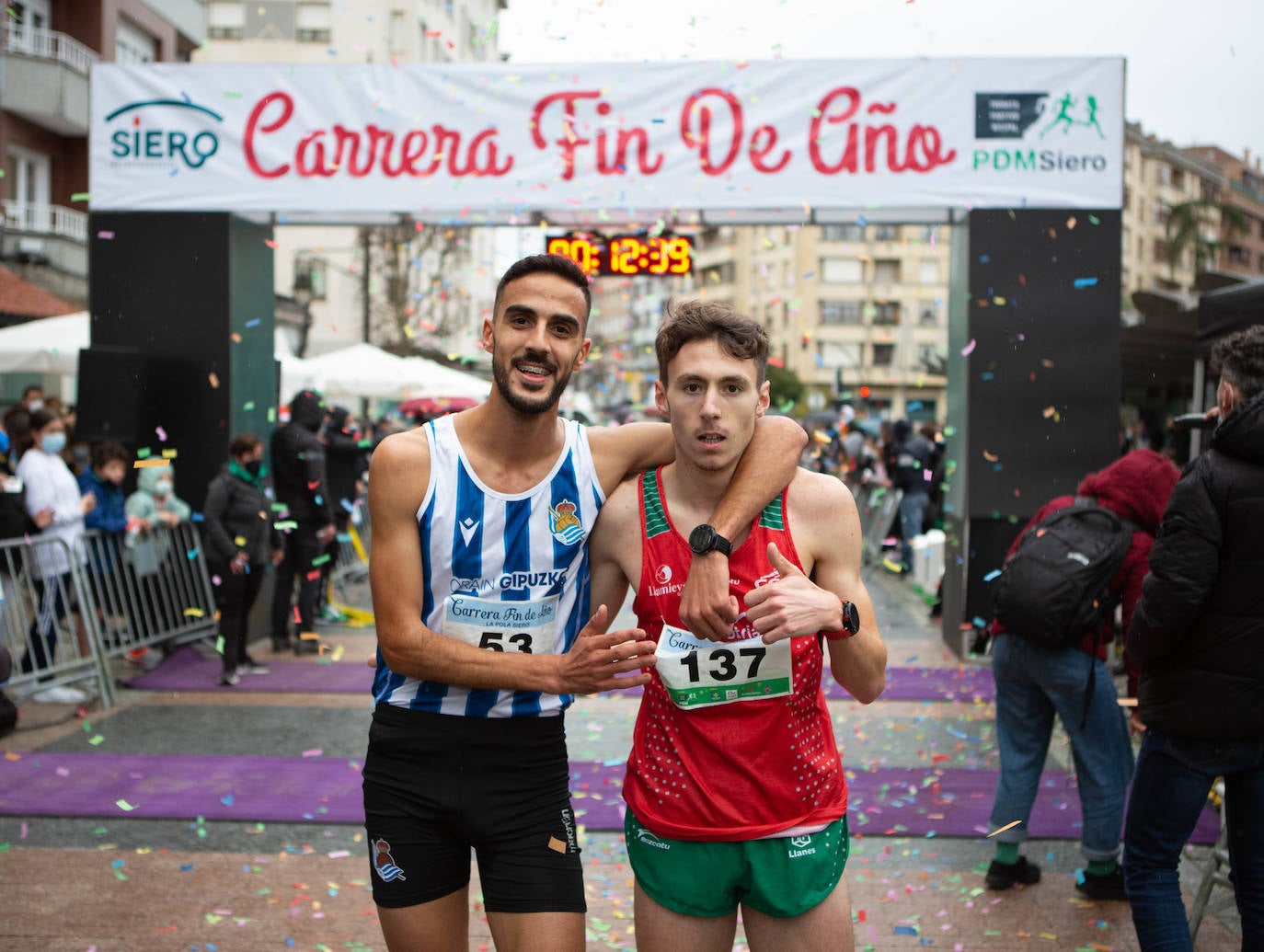 Pola de Siero recupera el espíritu de la San Silvestre. Las calles de la capital polesa volvieron a vivir una intensa jornada de atletismo, pasada por agua por momentos, en la que el corredor sierense Moha Bakkali ganó por quinto año consecutivo y la corredora del Universidad de Oviedo María Suárez se impuso por segundo año seguido. Los ganadores estuvieron acompañados de medio millar de corredores. 