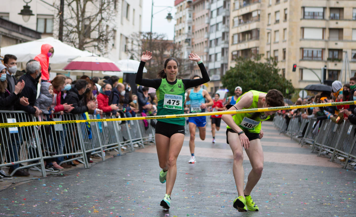 Pola de Siero recupera el espíritu de la San Silvestre. Las calles de la capital polesa volvieron a vivir una intensa jornada de atletismo, pasada por agua por momentos, en la que el corredor sierense Moha Bakkali ganó por quinto año consecutivo y la corredora del Universidad de Oviedo María Suárez se impuso por segundo año seguido. Los ganadores estuvieron acompañados de medio millar de corredores. 