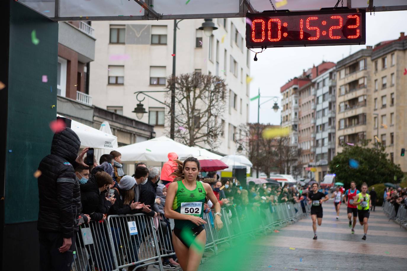 Pola de Siero recupera el espíritu de la San Silvestre. Las calles de la capital polesa volvieron a vivir una intensa jornada de atletismo, pasada por agua por momentos, en la que el corredor sierense Moha Bakkali ganó por quinto año consecutivo y la corredora del Universidad de Oviedo María Suárez se impuso por segundo año seguido. Los ganadores estuvieron acompañados de medio millar de corredores. 