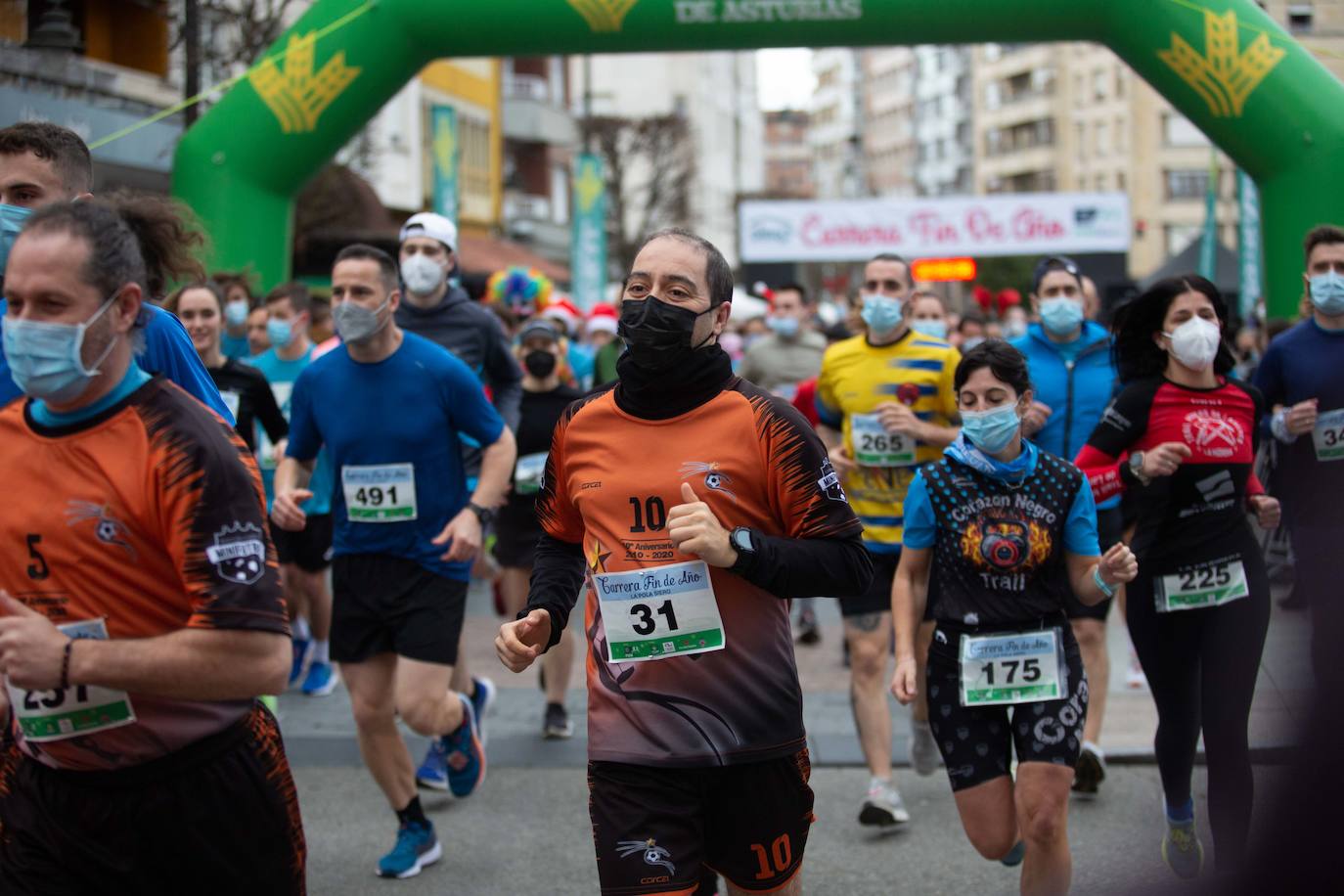 Pola de Siero recupera el espíritu de la San Silvestre. Las calles de la capital polesa volvieron a vivir una intensa jornada de atletismo, pasada por agua por momentos, en la que el corredor sierense Moha Bakkali ganó por quinto año consecutivo y la corredora del Universidad de Oviedo María Suárez se impuso por segundo año seguido. Los ganadores estuvieron acompañados de medio millar de corredores. 