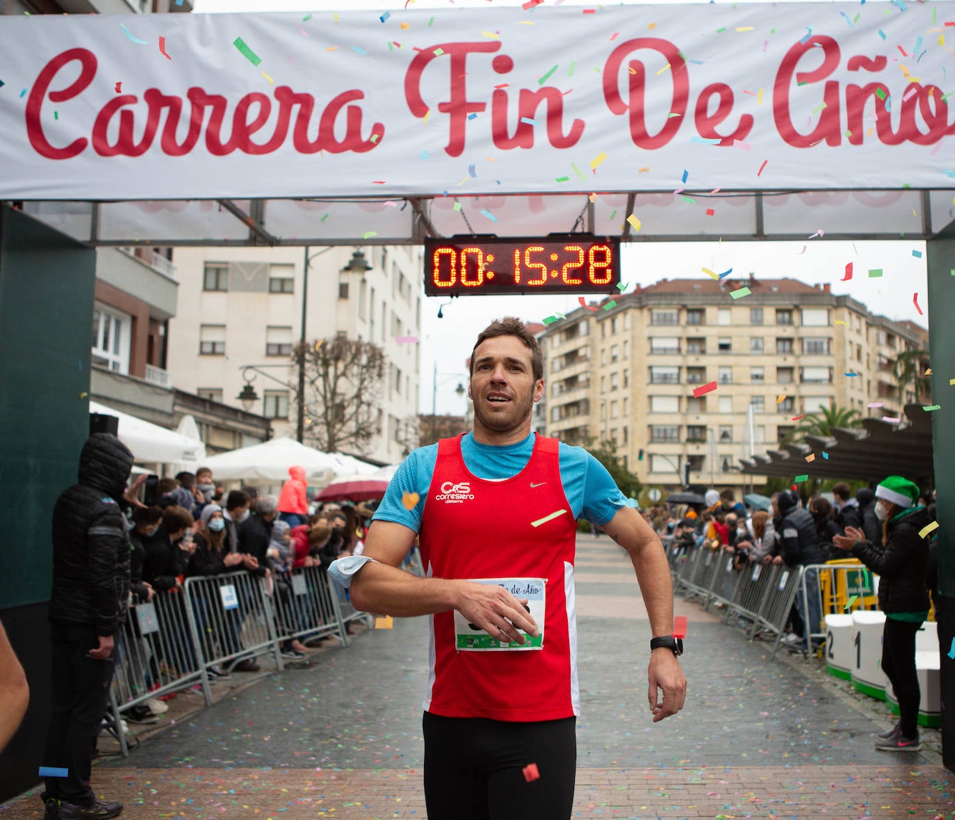 Pola de Siero recupera el espíritu de la San Silvestre. Las calles de la capital polesa volvieron a vivir una intensa jornada de atletismo, pasada por agua por momentos, en la que el corredor sierense Moha Bakkali ganó por quinto año consecutivo y la corredora del Universidad de Oviedo María Suárez se impuso por segundo año seguido. Los ganadores estuvieron acompañados de medio millar de corredores. 