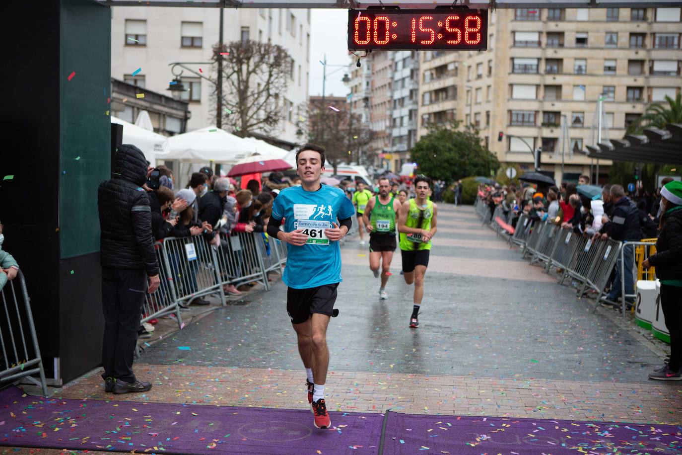 Pola de Siero recupera el espíritu de la San Silvestre. Las calles de la capital polesa volvieron a vivir una intensa jornada de atletismo, pasada por agua por momentos, en la que el corredor sierense Moha Bakkali ganó por quinto año consecutivo y la corredora del Universidad de Oviedo María Suárez se impuso por segundo año seguido. Los ganadores estuvieron acompañados de medio millar de corredores. 