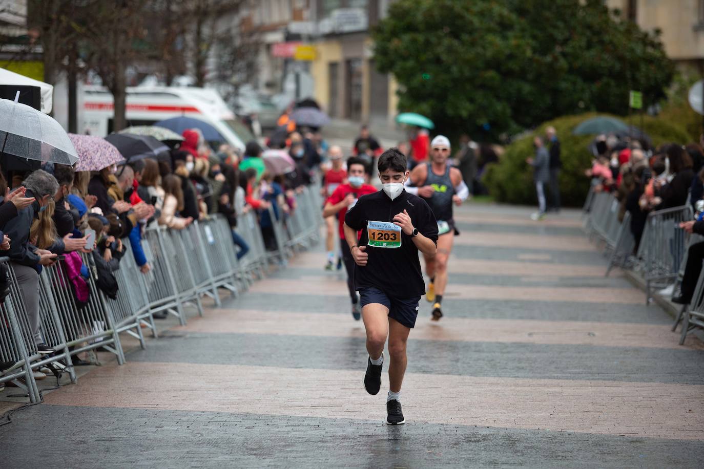 Pola de Siero recupera el espíritu de la San Silvestre. Las calles de la capital polesa volvieron a vivir una intensa jornada de atletismo, pasada por agua por momentos, en la que el corredor sierense Moha Bakkali ganó por quinto año consecutivo y la corredora del Universidad de Oviedo María Suárez se impuso por segundo año seguido. Los ganadores estuvieron acompañados de medio millar de corredores. 