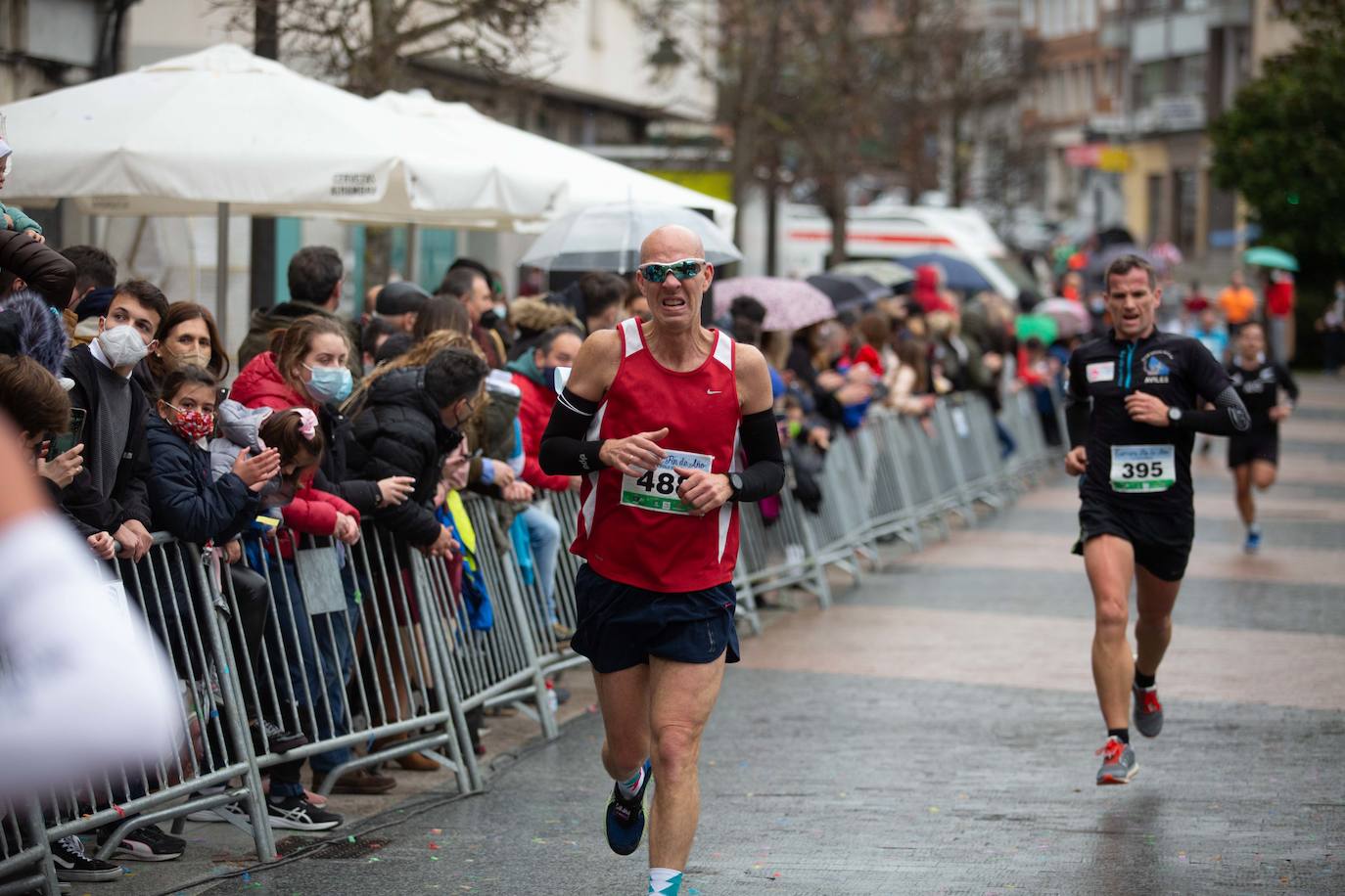 Pola de Siero recupera el espíritu de la San Silvestre. Las calles de la capital polesa volvieron a vivir una intensa jornada de atletismo, pasada por agua por momentos, en la que el corredor sierense Moha Bakkali ganó por quinto año consecutivo y la corredora del Universidad de Oviedo María Suárez se impuso por segundo año seguido. Los ganadores estuvieron acompañados de medio millar de corredores. 