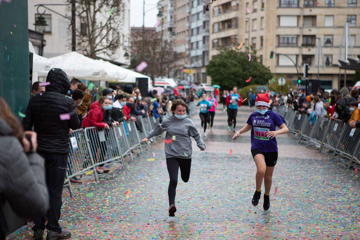 Pola de Siero recupera el espíritu de la San Silvestre. Las calles de la capital polesa volvieron a vivir una intensa jornada de atletismo, pasada por agua por momentos, en la que el corredor sierense Moha Bakkali ganó por quinto año consecutivo y la corredora del Universidad de Oviedo María Suárez se impuso por segundo año seguido. Los ganadores estuvieron acompañados de medio millar de corredores. 