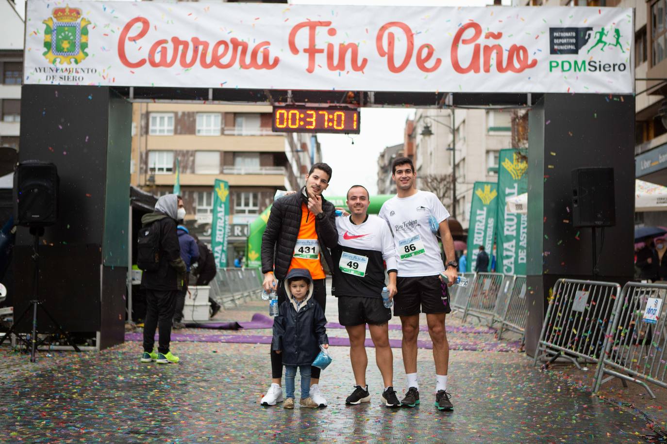 Pola de Siero recupera el espíritu de la San Silvestre. Las calles de la capital polesa volvieron a vivir una intensa jornada de atletismo, pasada por agua por momentos, en la que el corredor sierense Moha Bakkali ganó por quinto año consecutivo y la corredora del Universidad de Oviedo María Suárez se impuso por segundo año seguido. Los ganadores estuvieron acompañados de medio millar de corredores. 