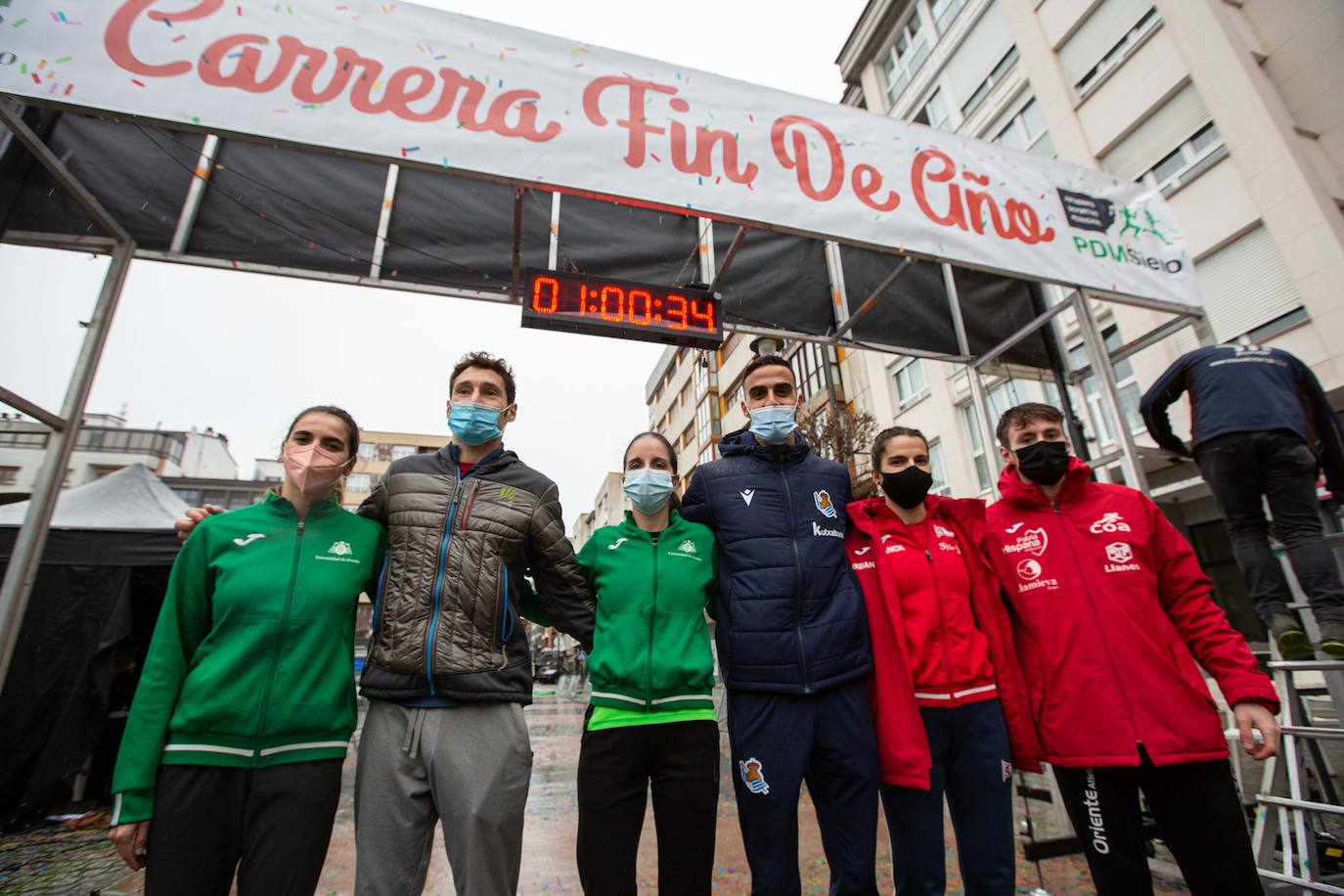 Pola de Siero recupera el espíritu de la San Silvestre. Las calles de la capital polesa volvieron a vivir una intensa jornada de atletismo, pasada por agua por momentos, en la que el corredor sierense Moha Bakkali ganó por quinto año consecutivo y la corredora del Universidad de Oviedo María Suárez se impuso por segundo año seguido. Los ganadores estuvieron acompañados de medio millar de corredores. 