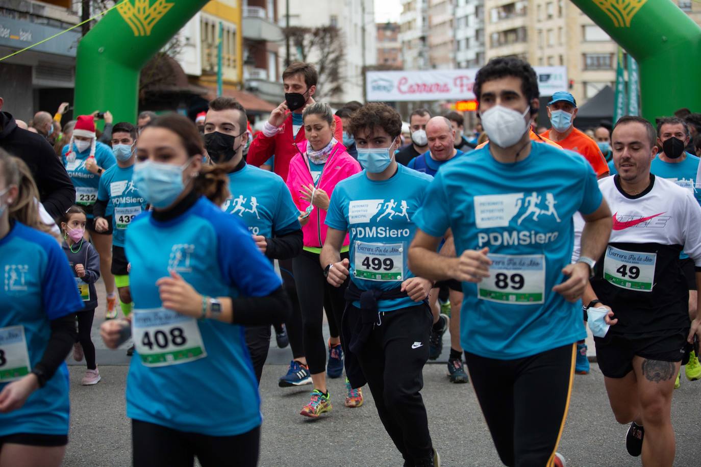 Pola de Siero recupera el espíritu de la San Silvestre. Las calles de la capital polesa volvieron a vivir una intensa jornada de atletismo, pasada por agua por momentos, en la que el corredor sierense Moha Bakkali ganó por quinto año consecutivo y la corredora del Universidad de Oviedo María Suárez se impuso por segundo año seguido. Los ganadores estuvieron acompañados de medio millar de corredores. 
