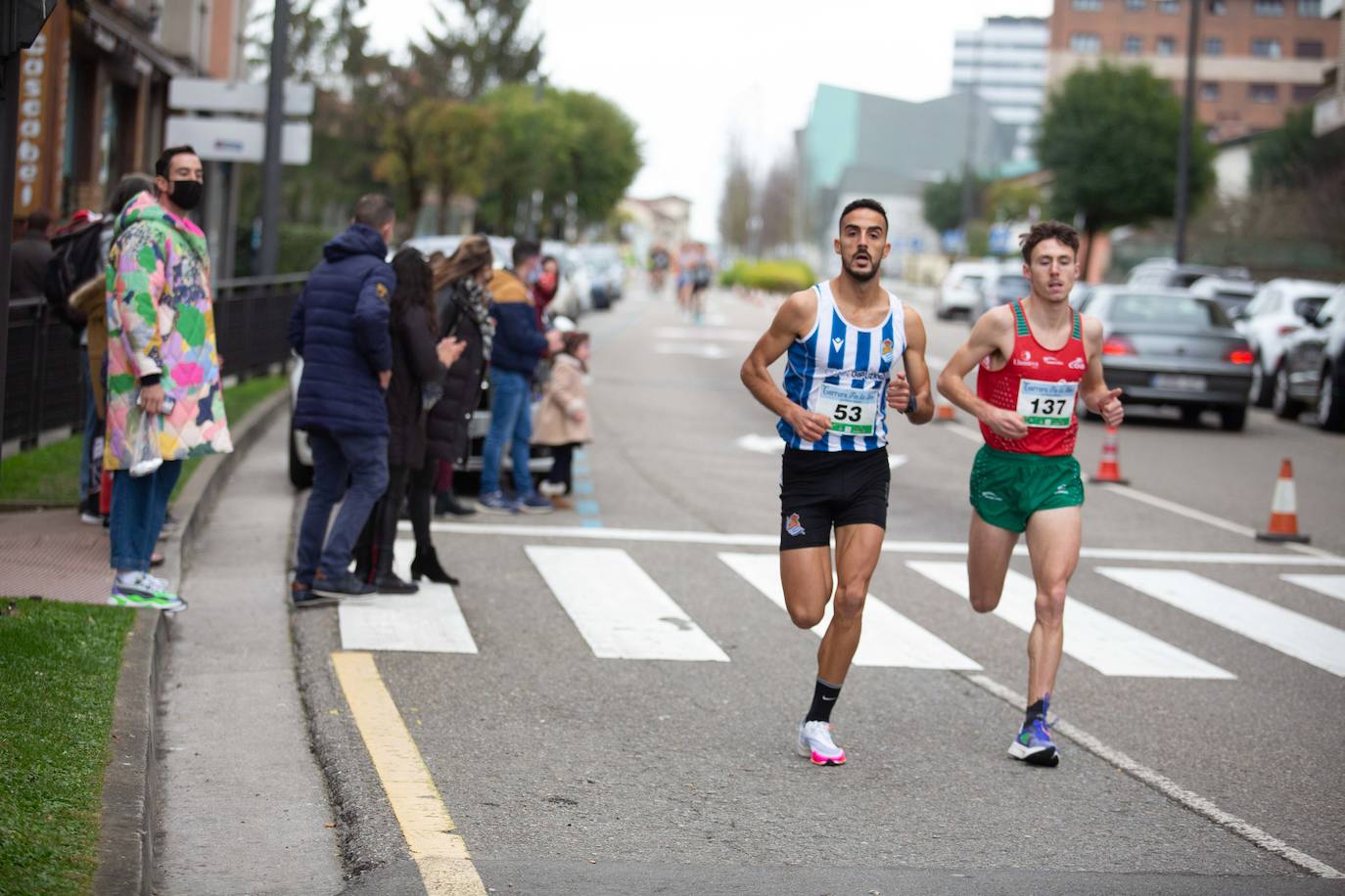 Pola de Siero recupera el espíritu de la San Silvestre. Las calles de la capital polesa volvieron a vivir una intensa jornada de atletismo, pasada por agua por momentos, en la que el corredor sierense Moha Bakkali ganó por quinto año consecutivo y la corredora del Universidad de Oviedo María Suárez se impuso por segundo año seguido. Los ganadores estuvieron acompañados de medio millar de corredores. 