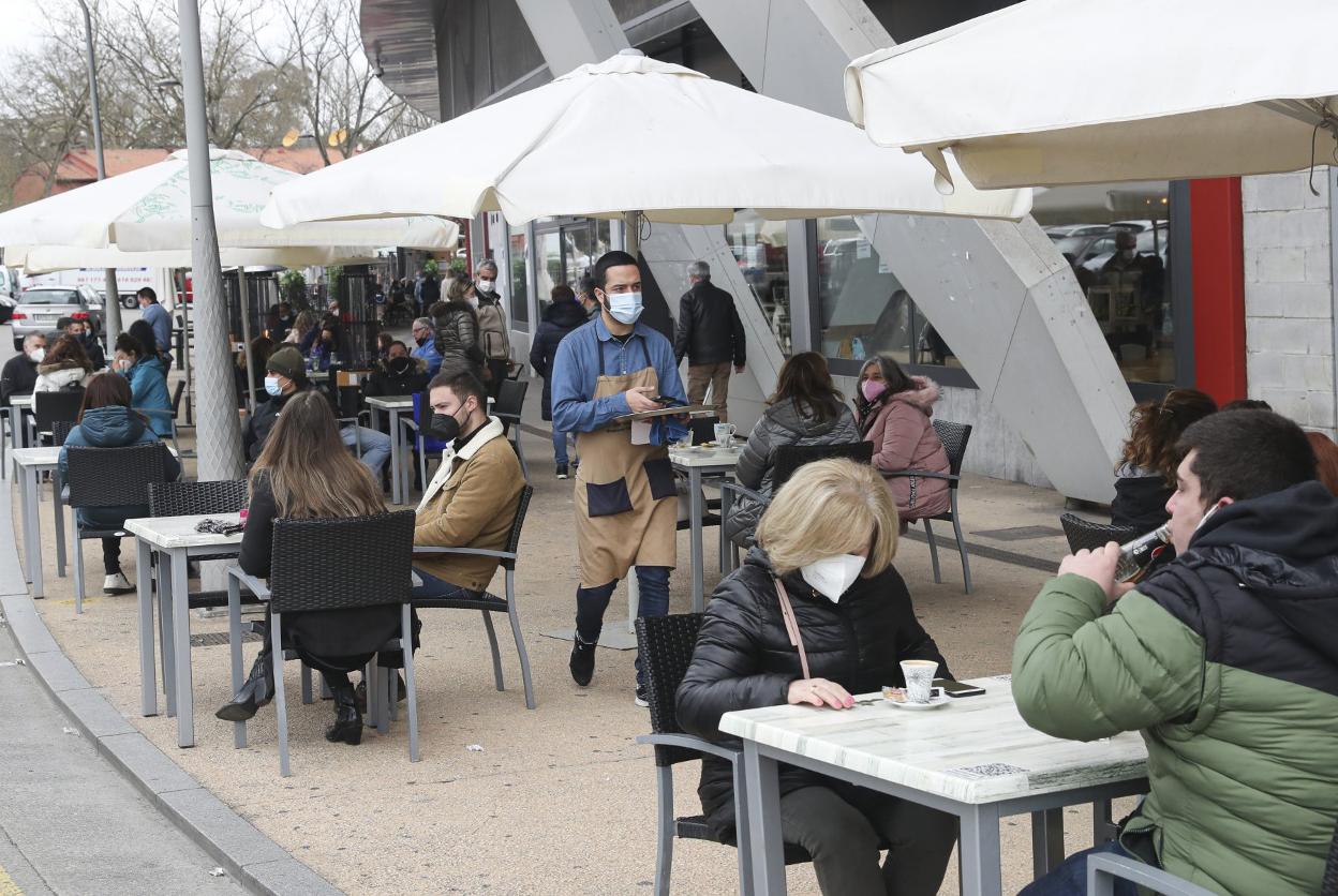 Terraza de uno de los bares de los bajos de El Molinón, ayer, llenas de clientes a la hora del vermú. 