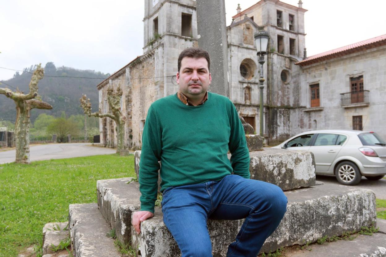 Sergio Hidalgo, alcalde de Salas, ante al monasterio de Cornellana. 