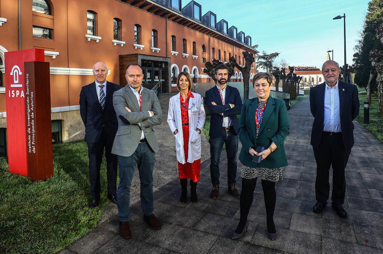 Por la izquierda, Faustino Blanco, Mario F. Fraga, Beatriz López, Roberto Fernández, Victoria Álvarez y Carlos Suárez, a la entrada del ISPA. 