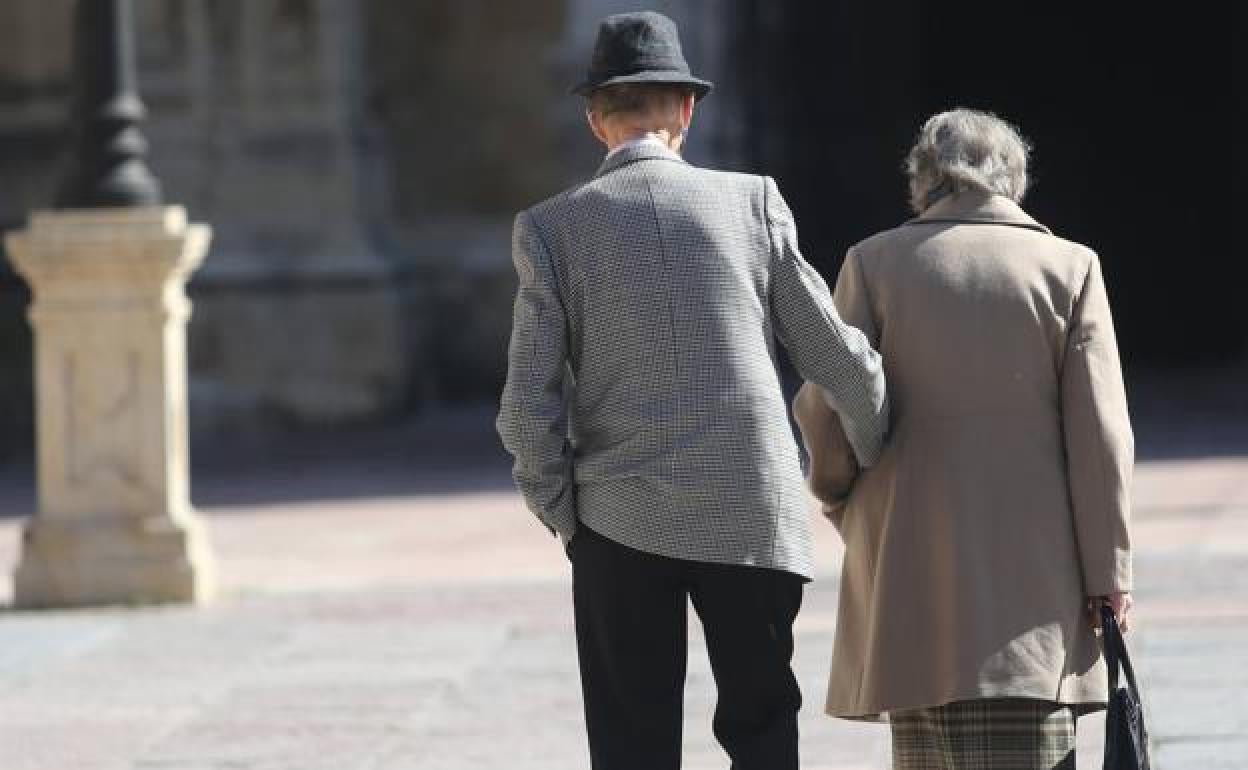 Una pareja de jubilados, en Oviedo. 