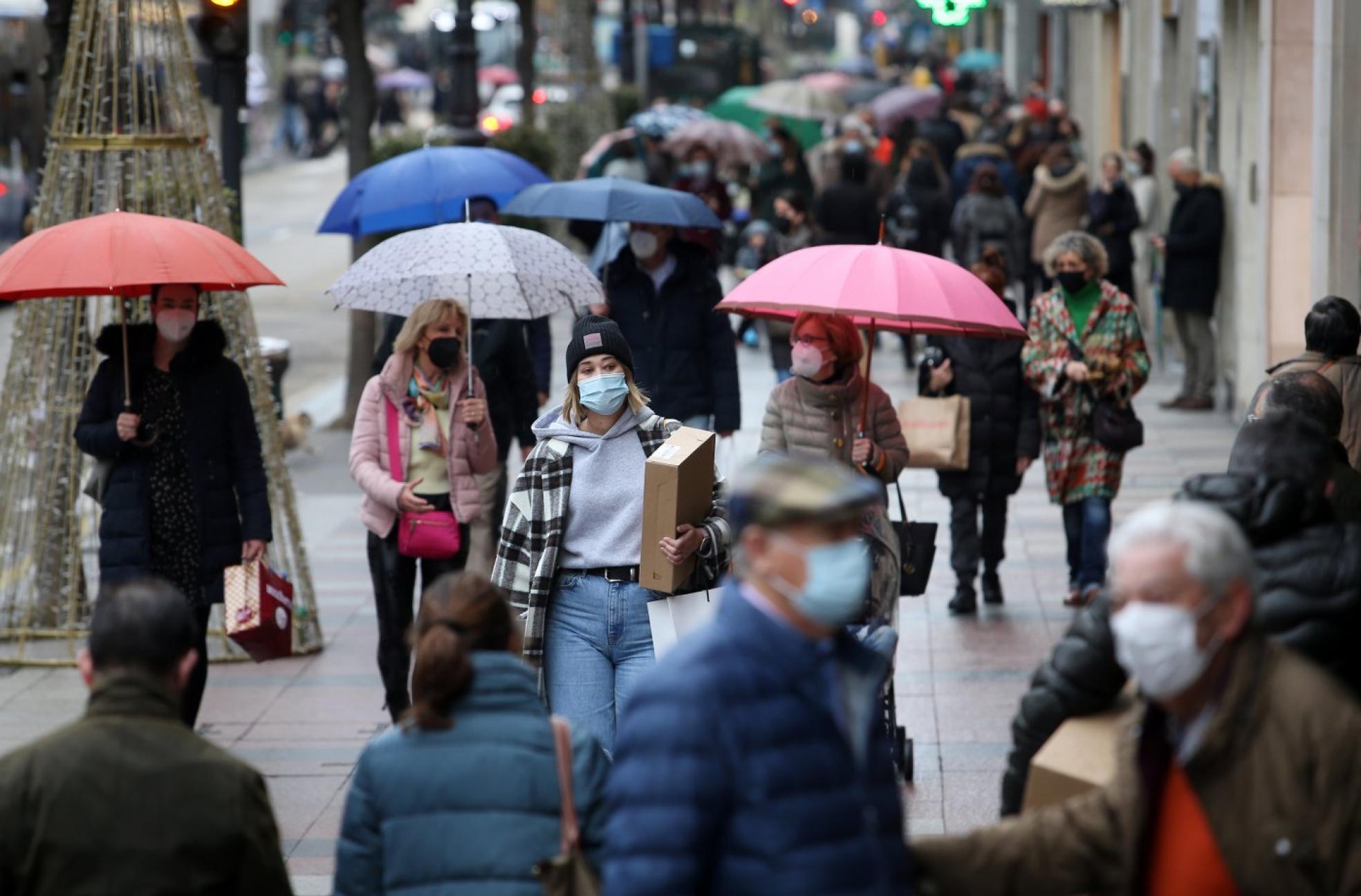 Uría. Los ovetenses aprovecha- ron la jornada para empezar con los preparativos de Reyes.