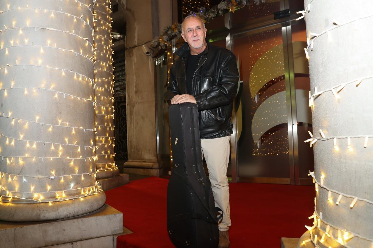 El guitarrista Armando Orbón, ayer, en Gijón. 