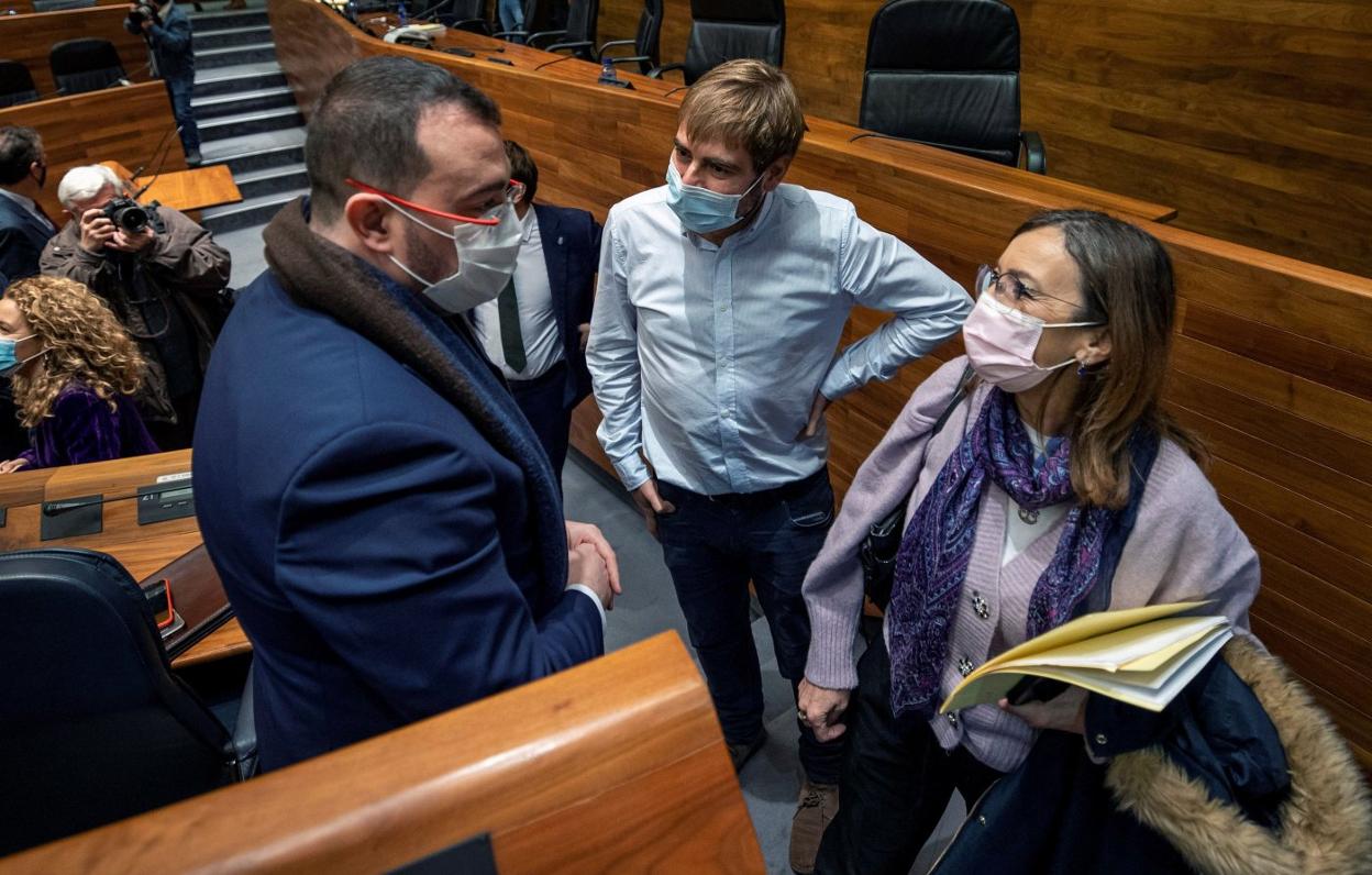 Adrián Barbón, Daniel Ripa y Ángela Vallina, tras el pleno de presupuestos del pasado año. 