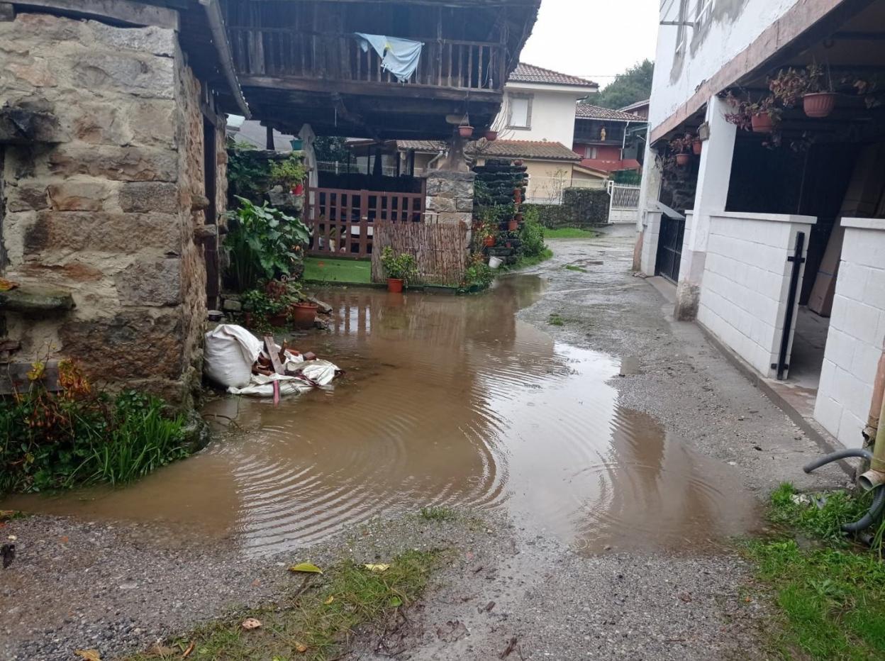 Inundación en la zona de la vivienda de María Monge, que le imposibilita instalar el nuevo obrador. 
